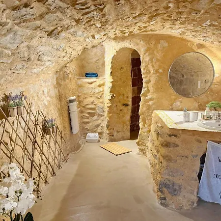 La Grotte Provencale A *